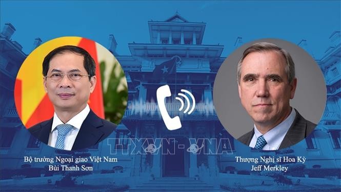 Menlu Vietnam, Bui Thanh Son Lakukan Pembicaraan Telepon dengan Senator AS, Jeff Merkley - ảnh 1