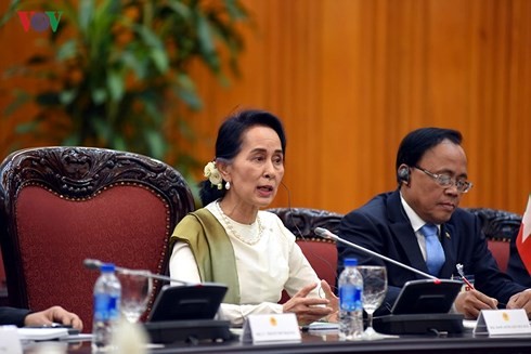 ນາຍົກລັດຖະມົນຕີ ຫງວຽນຊວນຟຸກ ເຈລະຈາກັບທ່ານ​ນາງ Daw Aung San Suu Kyi ທີ່ປຶກສາແຫ່ງລັດ ມຽນມາ  - ảnh 2