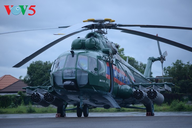 ພິທີມອບຮັບເຮືອບິນເອລີກອບ​ເຕີ Mi -17 ຂອງລັດເຊຍ ໃຫ້ແກ່ກອງທັບອາກາດສປປລາວ - ảnh 5