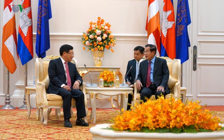 ທ່ານ​ຮອງ​ນາ​ຍົກ​ລັດ​ຖະ​ມົນ​ຕີ, ລັດ​ຖະ​ມົ​ນ​ຕີ​ກະ​ຊວງ​ການ​ຕ່າງ​ປະ​ເທດ​ຫວຽດ​ນາມຟ້າມ​ບິ່ງ​ມິງເຂົ້າ​ຢ້ຽມ​ຂ່ຳ​ນັບ​ທ່ານນາ​ຍົກ​ລັດ​ຖະ​ມົນ​ຕີ​ກຳ​ປູ​ເຈຍ Hun Sen - ảnh 1