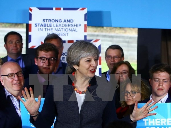 Theresa May critica a UE de intentar influir en elecciones británicas - ảnh 1