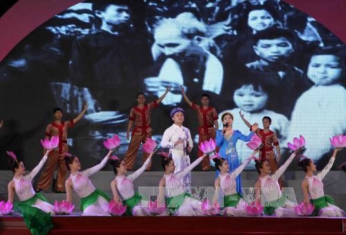 Celebran en Vietnam el 127 aniversario del natalicio del Presidente Ho Chi Minh - ảnh 1