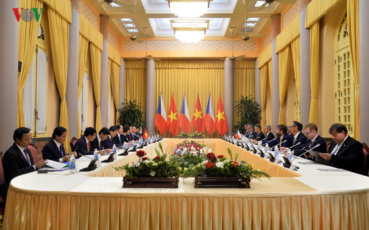 Concluye exitosamente la visita del presidente checo, Milos Zeman, a Vietnam - ảnh 1
