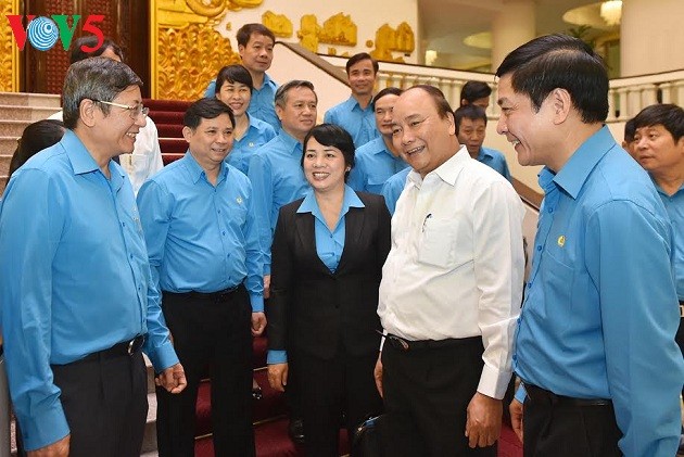 Gobierno vietnamita dialoga con trabajadores nacionales - ảnh 1