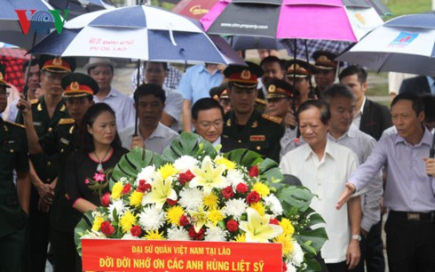 Compatriotas vietnamitas en Laos rinden homenaje a los Inválidos y Mártires de Guerra - ảnh 1