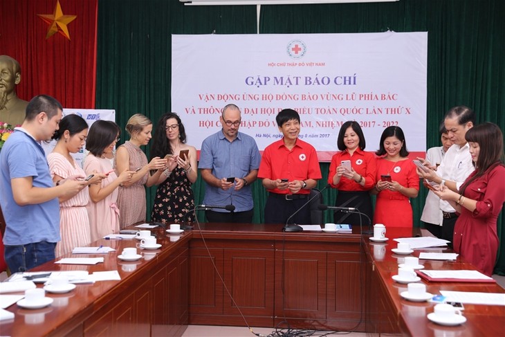 Cruz Roja de Vietnam promueve ayudas a los poblados afectados por inundaciones - ảnh 1
