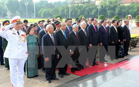 Líderes vietnamitas homenajean al Presidente Ho Chi Minh  - ảnh 1