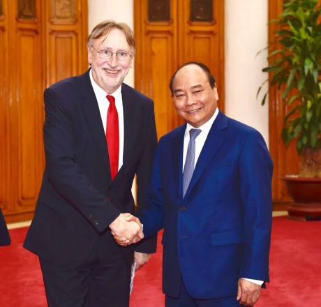 Jefe del Ejecutivo vietnamita recibe al titular comercial del Parlamento Europeo - ảnh 1