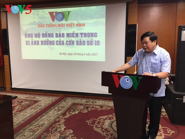 Compatriotas vietnamitas continúan con las ayudas a los afectados por Doksuri - ảnh 1