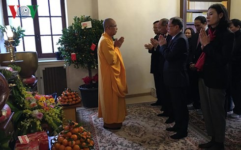 Budistas vietnamitas en Francia siguen el espíritu de la gran unidad nacional - ảnh 1