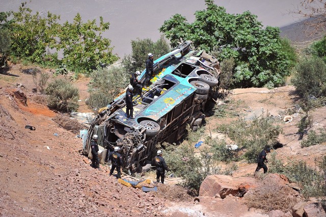 Doblan la cifra pronosticada de muertos en accidente de autobús en Perú - ảnh 1