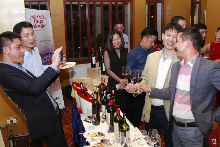 VIII Día Mundial de Malbec mantiene promover vino típico argentino en Vietnam - ảnh 3