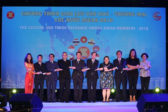 Inauguran intercambio cultural-comercial de Asean 2018 - ảnh 1