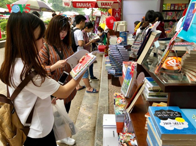 Lectores vietnamitas saludan el Día Nacional del Libro - ảnh 1