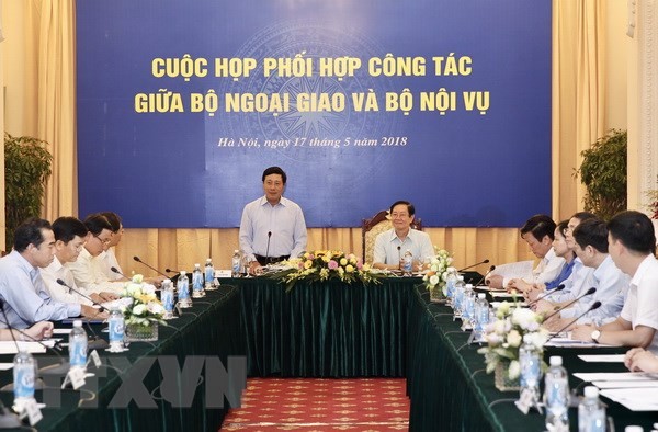 Vietnam estrecha la coordinación entre las misiones de los ministerios del Interior y el Exterior - ảnh 1