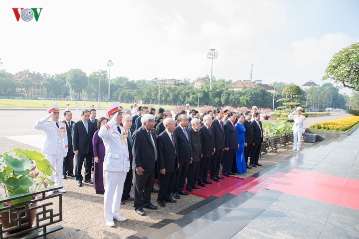 Líderes vietnamitas homenajean al presidente Ho Chi Minh en el 128 aniversario de su natalicio - ảnh 1