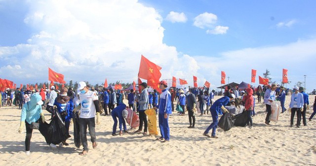 Miles de vietnamitas por limpiar el ambiente marítimo en Quang Tri - ảnh 1