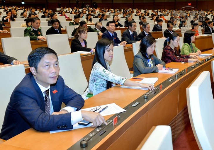 Siguen las sesiones del Parlamento vietnamita con la construcción de leyes y decretos para el 2019 - ảnh 1