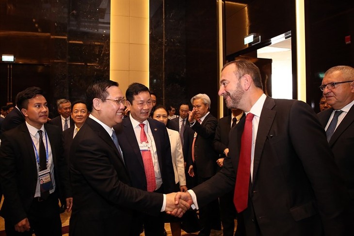 Vicepremier vietnamita reunido con líderes financieros regionales - ảnh 1