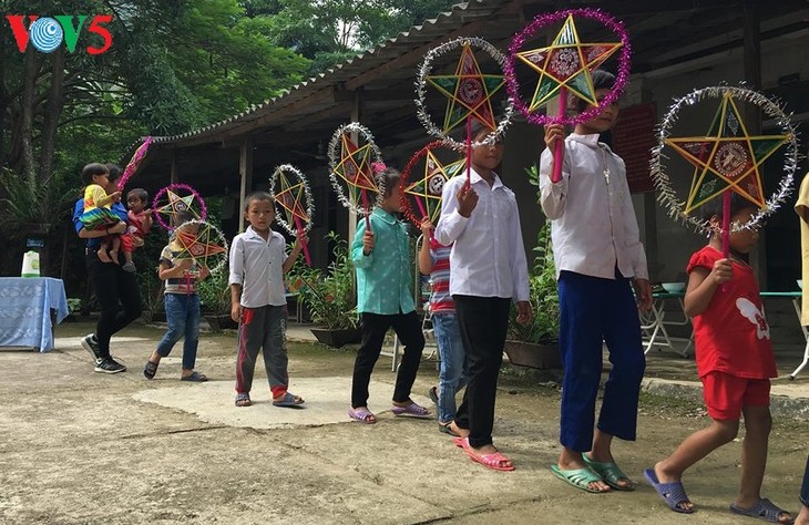Niños vietnamitas en difícil situación económica reciben la fiesta otoñal - ảnh 1