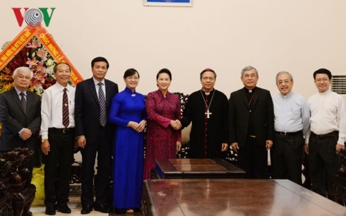 Dirigentes vietnamitas felicitan a comunidades católicas en ocasión de Navidad  - ảnh 1