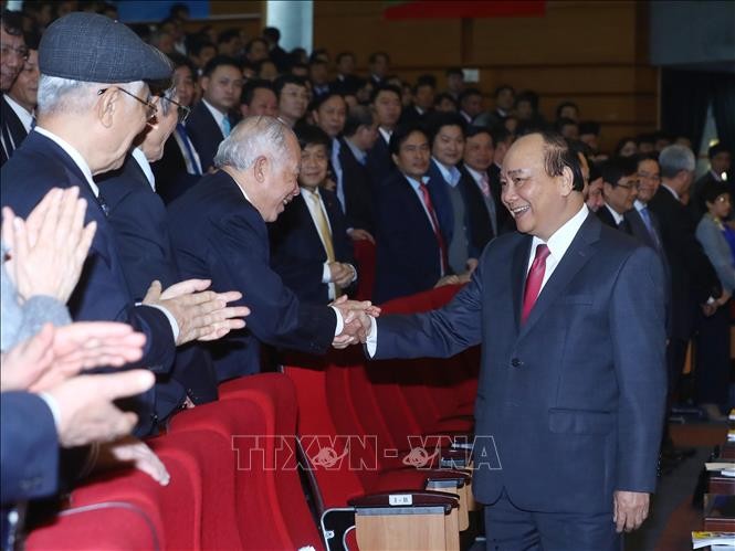 Premier vietnamita evalúa la implementación de las tareas del sector de petróleo y gas  - ảnh 1