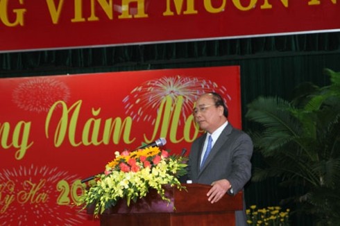 Premier vietnamita visita a líderes y ex líderes en el centro del país con motivo del Tet - ảnh 1
