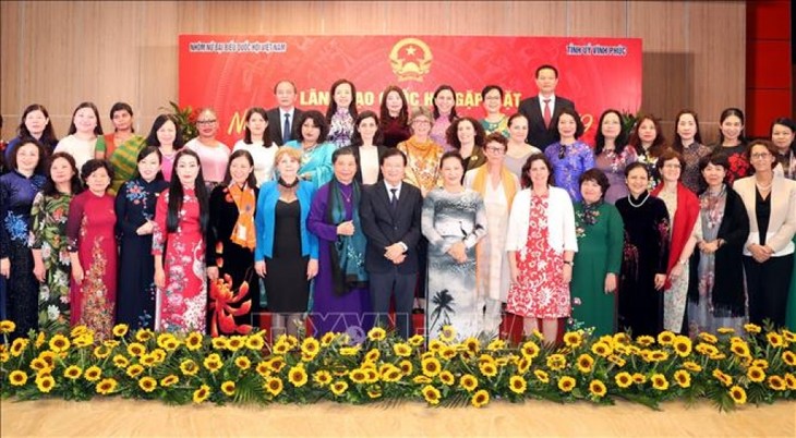    Líder parlamentaria de Vietnam enaltece el desempeño de las mujeres  - ảnh 1