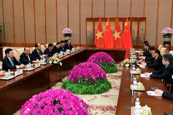 Jefes de Ejecutivo de Vietnam y China realizan conversación oficial  - ảnh 1