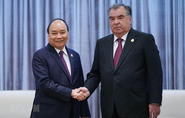 Premier vietnamita se reúne con el presidente de Tayikistán  - ảnh 1