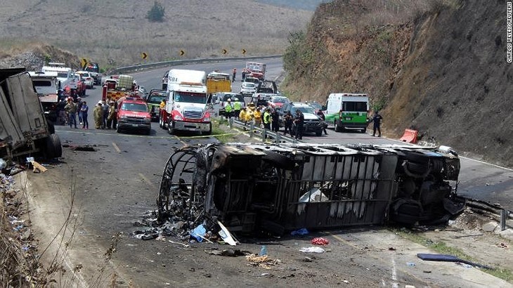 Fallecen al menos 21 personas en un brutal accidente en México - ảnh 1