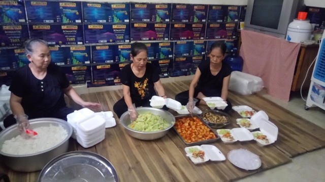 Cocineros de “Tu Tam” ayudan a compatriotas en difícil situación - ảnh 3