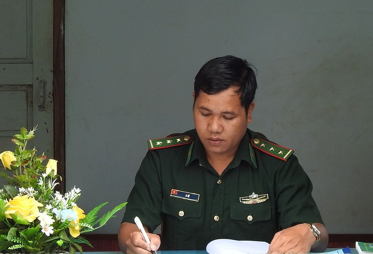 Capitán A Hi, combatiente destacado en el seguimiento del ejemplo moral de Ho Chi Minh - ảnh 1