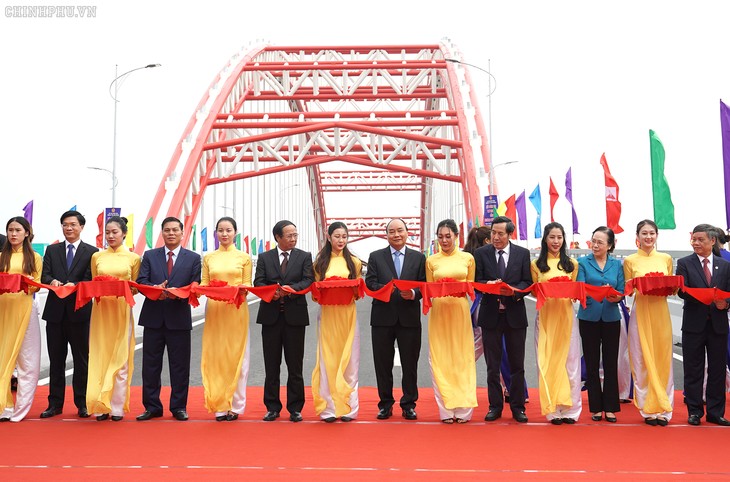 Premier vietnamita inaugura puente de transporte Hoang Van Thu - ảnh 1
