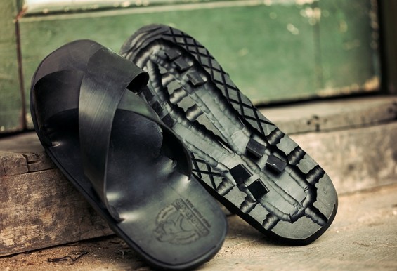 Empresa “Vua dep lop” vuelve a poner de moda las sandalias de caucho - ảnh 4