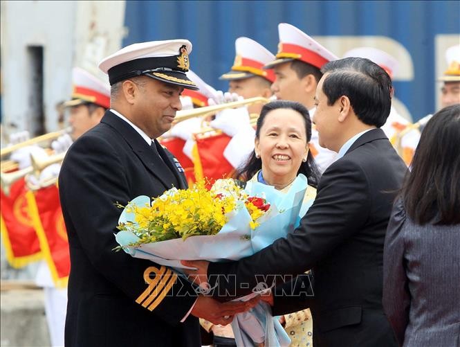 Barco británico HMS Enterprise visita ciudad vietnamita de Hai Phong - ảnh 1