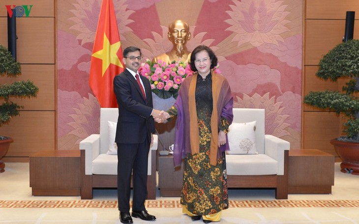 Presidenta del Parlamento vietnamita recibe al nuevo embajador indio - ảnh 1