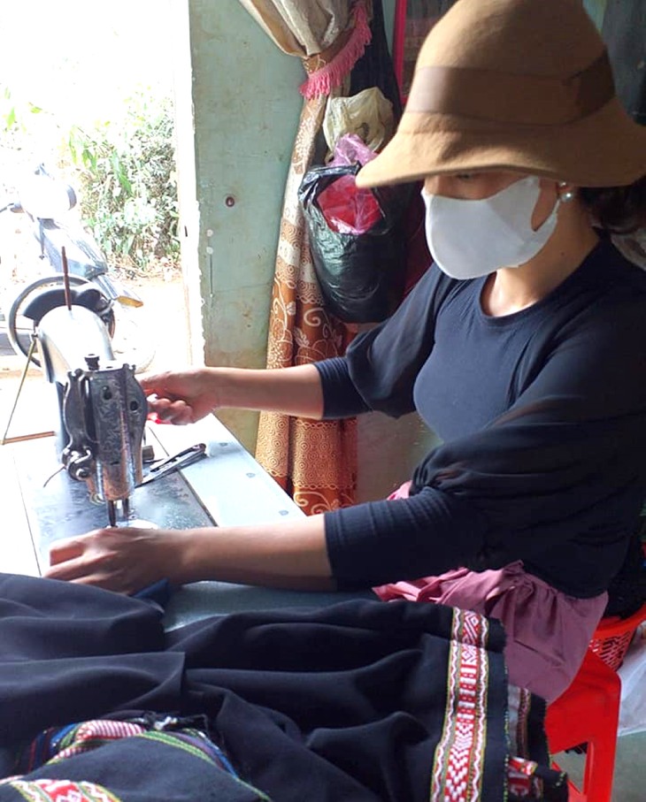Mujeres de Dak Lak contribuyen a preservar el tejido de brocado tradicional - ảnh 2