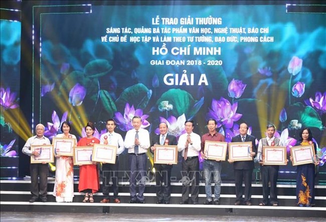 Premian obras destacadas en el movimiento de aprendizaje y seguimiento del ejemplo del presidente Ho Chi Minh - ảnh 1