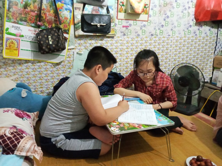 “Club ACE - Por un brillante futuro” ofrece conocimientos gratuitos a niños desfavorecidos en Hanói - ảnh 1