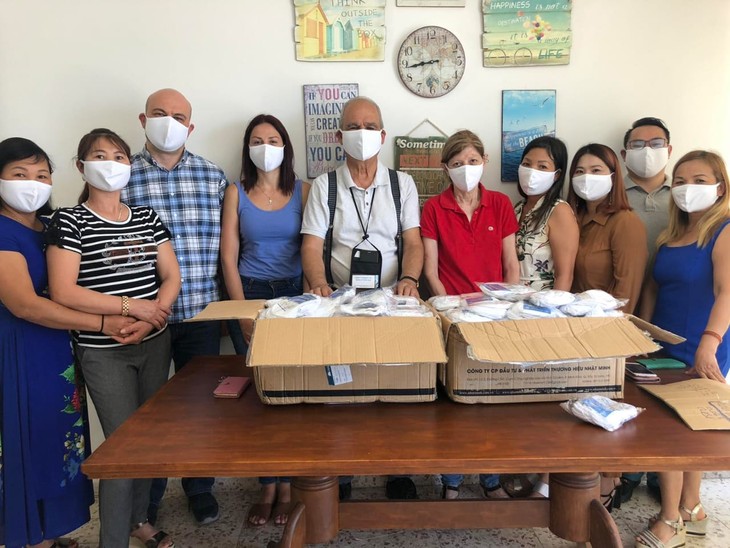 Entregan mascarillas a la comunidad vietnamita en la República de Chipre - ảnh 1