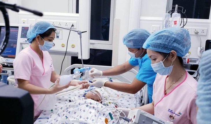 Vietnam realiza con éxito una complicada operación de separación de bebés siamesas - ảnh 1