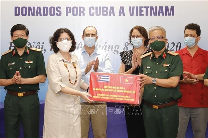 Vietnam recibe medicamentos donados por Cuba para el control del nuevo coronavirus - ảnh 1