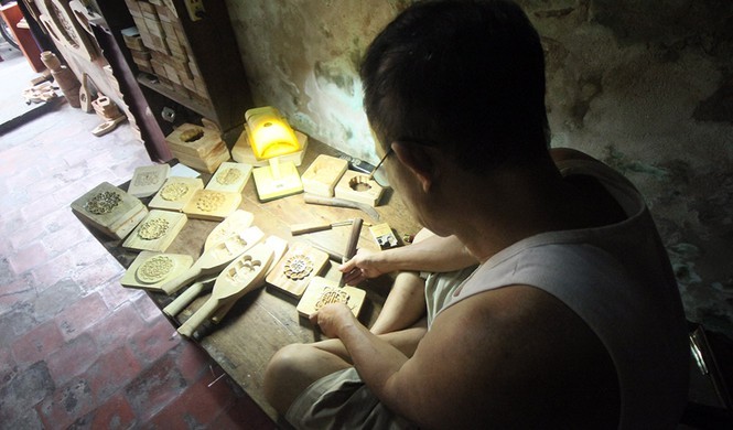 Profesión de elaborar moldes de madera para pasteles de luna en Hanói - ảnh 2