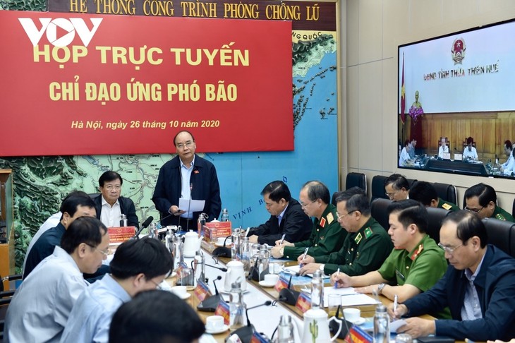 Premier vietnamita pide garantizar la máxima seguridad de los pobladores afectados por las inundaciones - ảnh 1