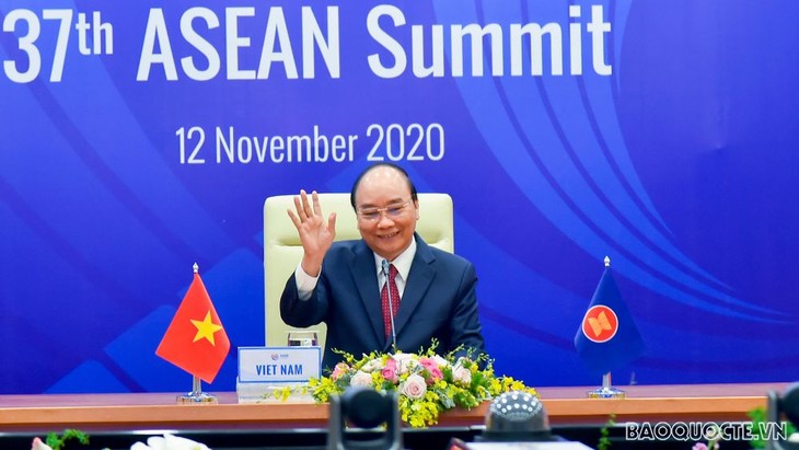 Reunión plenaria de la 37 Cumbre de la Asean: fuerte compromiso en la construcción de su Comunidad - ảnh 1