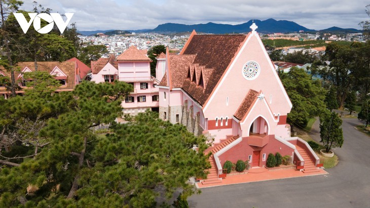 Descubrir la hermosa iglesia rosada en Da Lat - ảnh 10