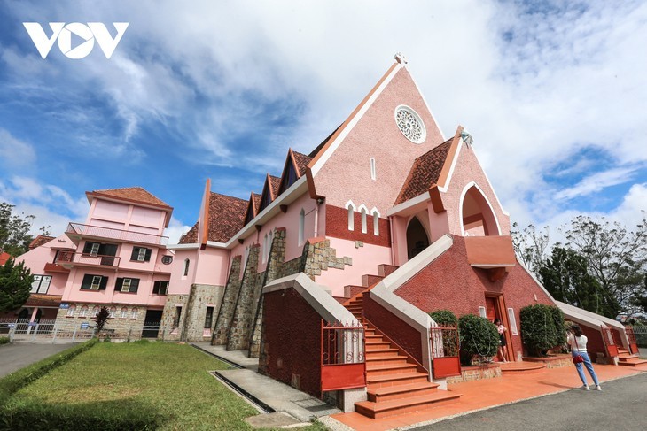 Descubrir la hermosa iglesia rosada en Da Lat - ảnh 1