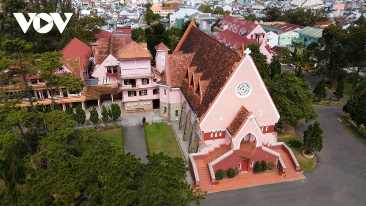 Descubrir la hermosa iglesia rosada en Da Lat - ảnh 2