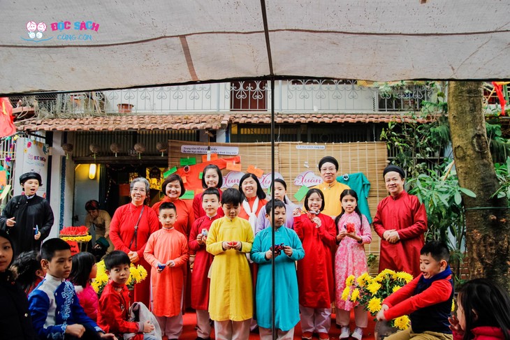 Programa “Primavera con lindos trajes” brinda valores culturales a niños hanoyenses - ảnh 1